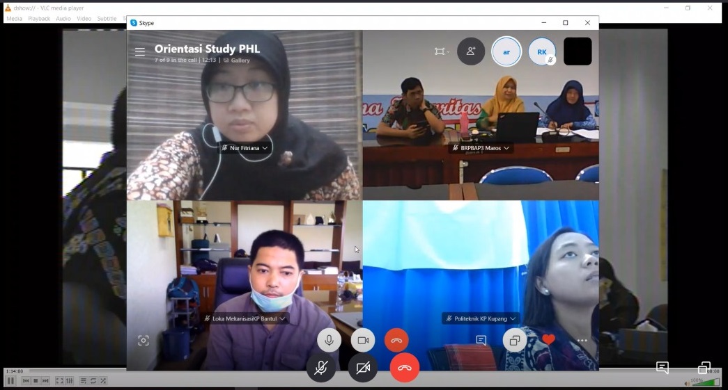 Peserta daerah mengikuti acara melalui online